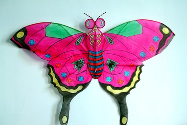 Las cometas tradicionales chinas se fabrican a menudo en forma de mariposas, insectos y dragones.