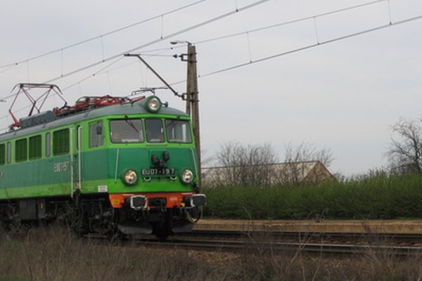 Un silbato que suene como un tren es un buen juguete para un niño.