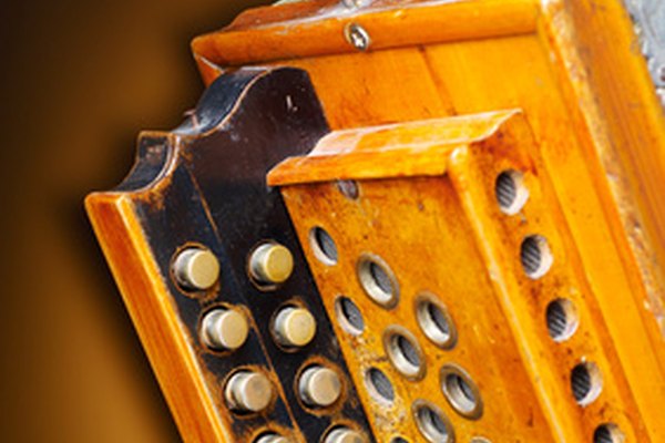 Un acordeón debe ser inspeccionado para buscar partes perdidas y debe ser limpiado después de afinarlo.