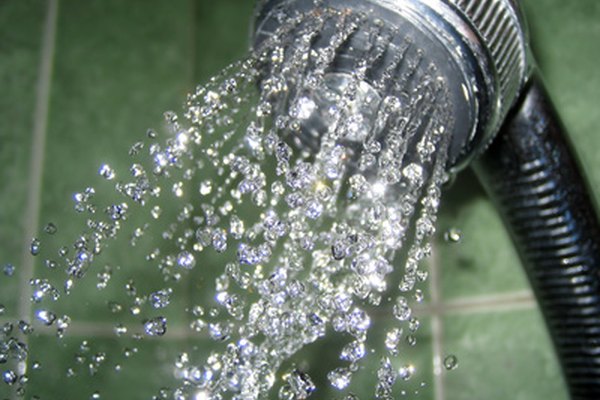 Un desviador de ducha es similar a una válvula de ducha que permite que el agua fluya por dos salidas diferentes.