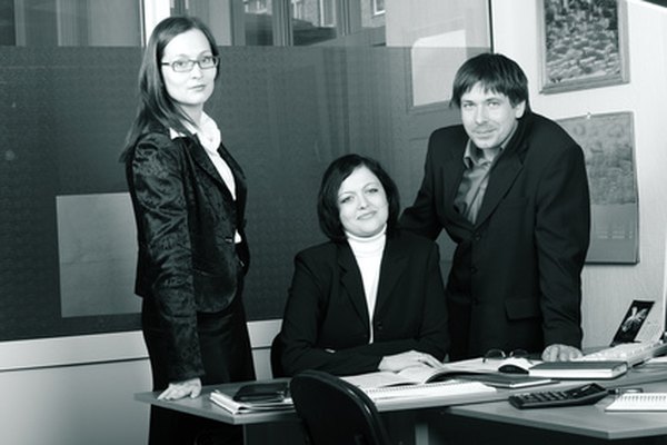 executive_teamwork image by Andrey Kiselev from Fotolia.com La remuneración de los empleados es el acto de recompensar a los empleados por su desempeño laboral.