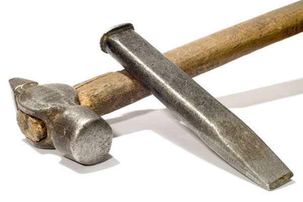 Un martillo y un cincel son una opción para romper los imanes duros.