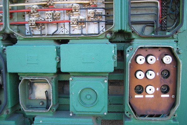 Las cajas eléctricas metálicas albergan componentes tales como fusibles.