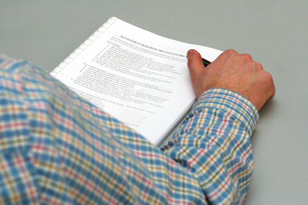 Hand and document at the meeting image by Dmitry Goygel-Sokol from Fotolia.com Los diferentes tipos de organizaciones empresariales limitan la responsabilidad personal de los propietarios.