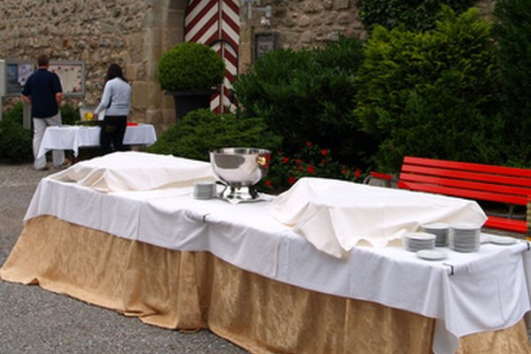 Varias mesas largas y atractivas vestidas con manteles son la base para un buffet de recepción para una boda.