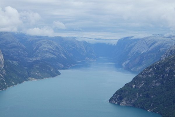 Un fiordo se forma dónde un glaciar corta una garganta debajo del nivel del mar.
