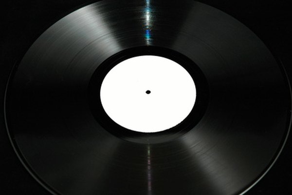 vinyl record image by Warren Millar from Fotolia.com Los vinilos aún se venden en discos de 7, 10 y 12 pulgadas (17,78, 25,4 y 30,48 cm) como sencillos, EP y LP.