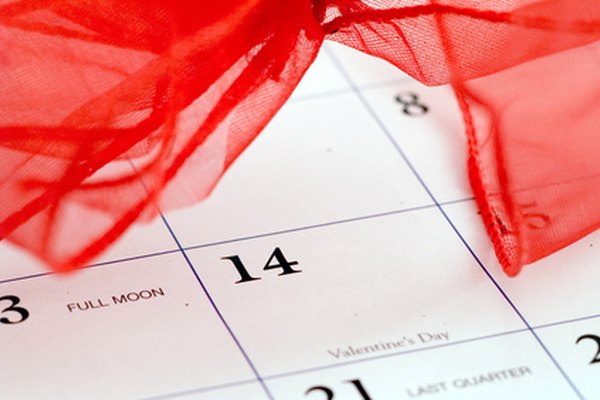 Agrega un poco de sensualidad para personalizar el calendario para tu esposo.