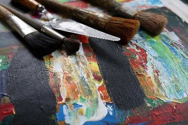 Las cadenas montañosas y las rocas son elementos clave en muchas pinturas.