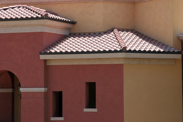 Los techos bajos, ventanas pequeñas, arcos y tonos terrosos son características conocidas de la arquitectura toscana.