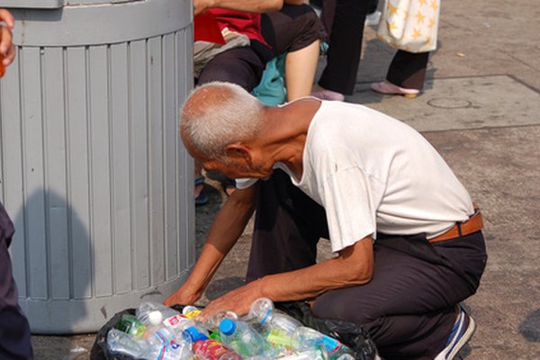 Beijing Bottle Collector image by Lenkarl from Fotolia.com Las organizaciones sin fines de lucro reciben donaciones que los ayudan en sus causas, como ayudar a los pobres.