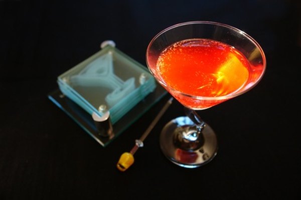 glass image by Horticulture from Fotolia.com La apertura de un bar puede ser una experiencia aleccionadora, por lo que un plan de negocios es esencial.