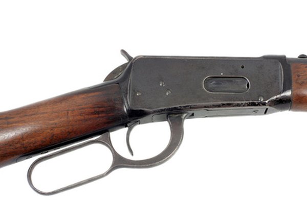 En un rifle Winchester de acción a palanca, la mira debe estar montada ligeramente hacia un lado.