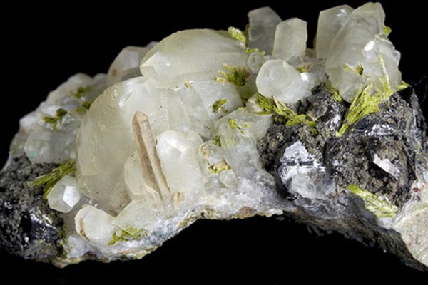 Muchos cristaes crecen alrededor de trozos de otros tipos de rocas.