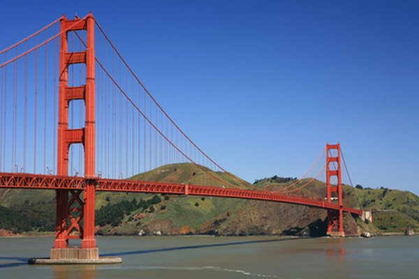 El Puente Golden Gate en San Francisco es un ejemplo de puente colgante.