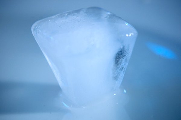El hielo se derrite cuando su temperatura se eleva por encima de los 32 grados Farenheit (0 grados Celsius).
