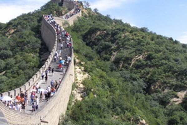 Turistas paseando por la Gran Muralla china.