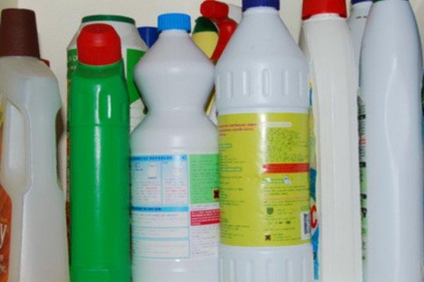 El amoníaco casero es una adición útil a los suministros de limpieza.