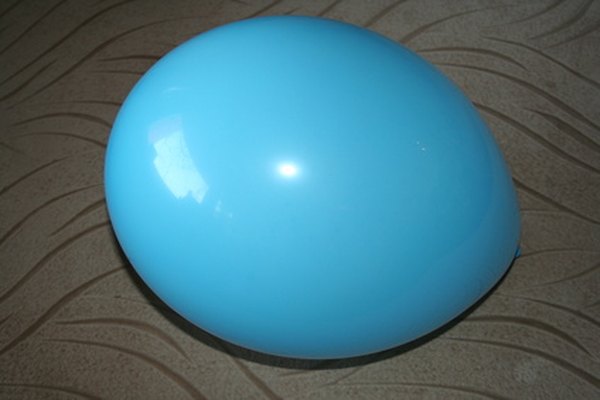 Los globos pueden recibir una carga eléctrica estática.