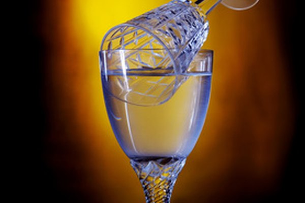 Adorna una simple copa de vino con decoración pintada.