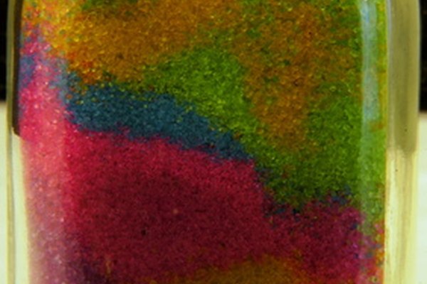 Llena una botella con arena de colores.