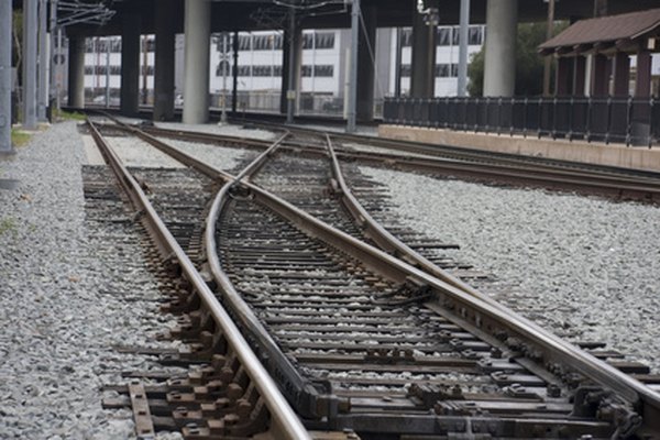 Train tracks image by Joe Pitz from Fotolia.com La elección de un enfoque en la toma de decisiones en un negocio puede mantenerlo exitoso o arruinarlo.