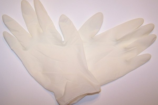 El nitrilo y el látex son materiales comunes para los guantes protectores.