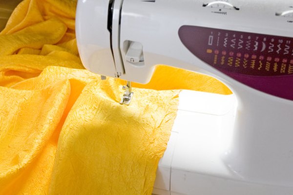 Puedes usar tu máquina de coser par zurcir una prenda y darle vida nueva.