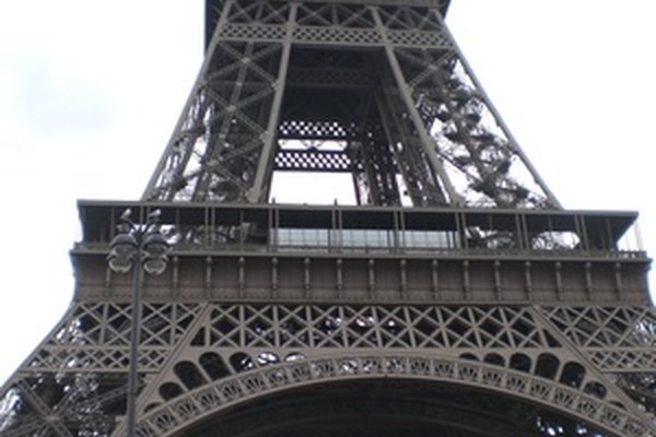 La Torre Eiffel es una famosa torre de París.
