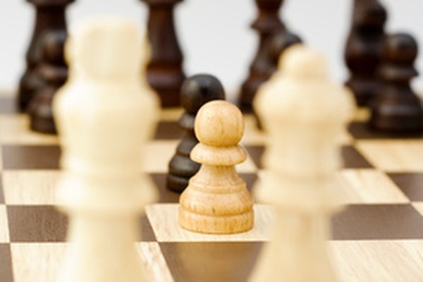 chess un negocio es como un cubo de ajedrez con la meta estratégica de ganar y las maniobras tácticas diseñadas para combatir las piezas del oponente.
