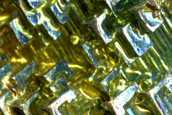 El bismuto es un mineral semi-metálico.