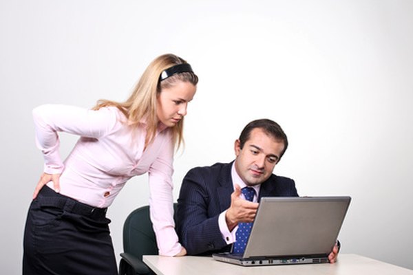 business colleagues image by Vladimir Melnik from Fotolia.com Los contratantes y los empleados se benefician de los programas eficaces de orientación para los empleados.