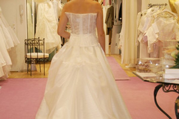 essayage de robe de mariée image by Magalice from Fotolia.com Una boutique es una tienda especializada que atiende las necesidades de un mercado minorista en específico.
