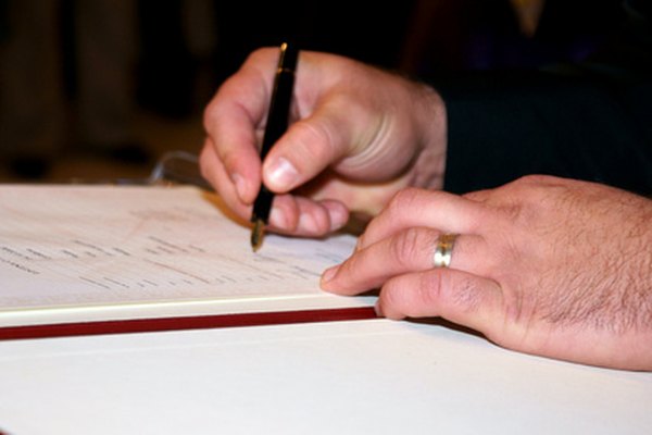 signature image by kuhar from Fotolia.com Las verificaciones de antecedentes de pre empleo pueden acelerarse asegurándose de que todos los documentos estén firmados y sean correctos.