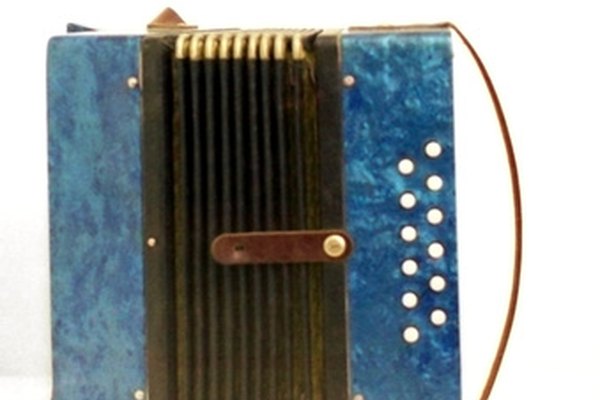 La corrosión del metal puede causar cambios en el tono de un acordeón.