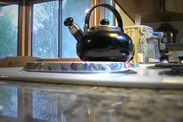 La presión y la humedad del vapor de una tetera puede ayudar a aflojar la tinta seca.
