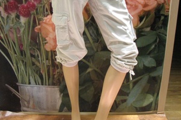 Mannequin legs image by Tasha from Fotolia.com Abre una tienda que se dirija a clientes específicos o una que ofrezca una variedad de objetos para distintos clientes.