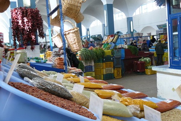 Market Place image by Sundaysdinner from Fotolia.com Una estrategia de empuje puede ser utilizado por las pequeñas empresas cuando quieren dar a conocer un nuevo producto o servicio.