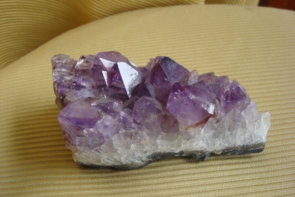 El cuarzo es una piedra que tiene una estructura cristalina, la estructura de la moldavita es amorfa.