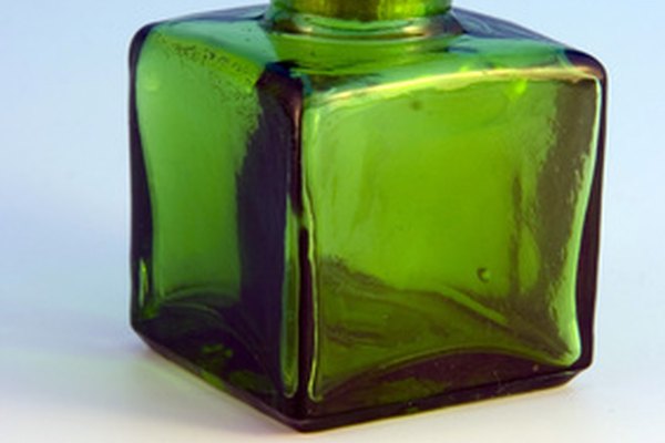 Las botellas de vidrio con sello hermético son esenciales para la fabricación de perfume.