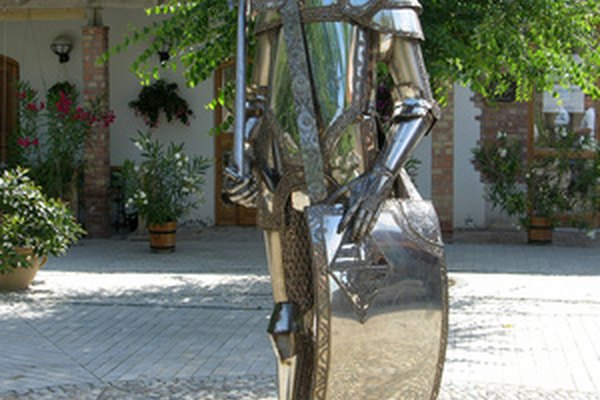 Las esculturas metálicas se crean con  diferentes materiales basándose en el uso y la forma final.