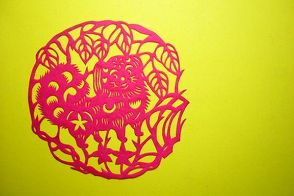 El decoupage es una forma de arte decorativo en la cual un objeto se cubre con papel de colores o imágenes impresas.