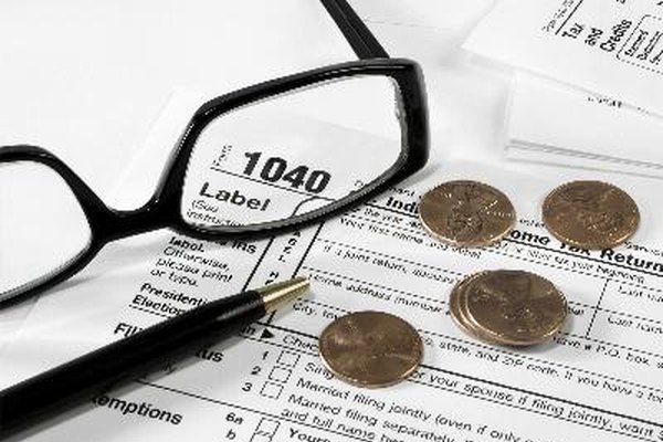 Form 1040 Tax Forms image by Viola Joyner from Fotolia.com El propietario único reporta las pérdidas y ganancias en el Anexo C, que se adjunta al formulario 1040 del IRS.