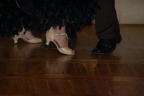 Esta pista de baile portátil puede ser utilizada tanto para la práctica y la actuación en vivo en cualquier nivel del suelo o terreno.