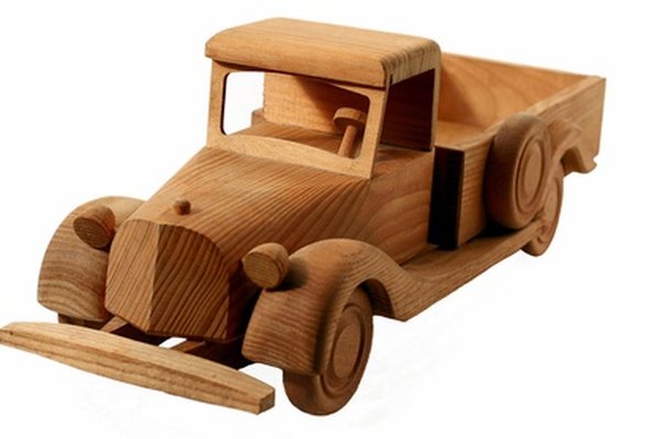 Construye un camión de madera para utilizar como modelo o como juguete.