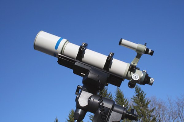 Los telescopios refractores usan lentes para magnificar la luz de los objetos distantes.
