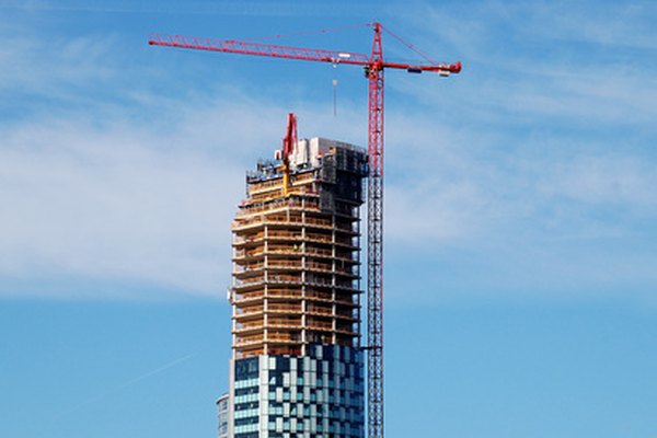 skyscraper construction crane image by Jeff Dalton from Fotolia.com La mayoría de los negocios pequeños adquieren estructuras organizacionales formales para soportar su crecimiento.