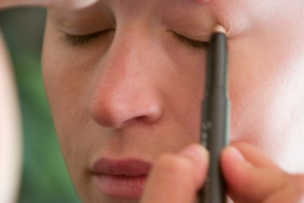 Las escuelas de cosmetología enseñan a los estudiantes que quieren ser artistas del maquillaje.