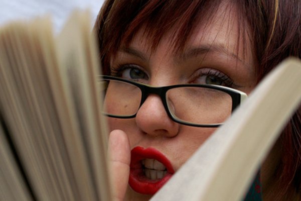 Los lentes son la marca registrada del disfraz de secretaria. Combínalos con lápiz de labios rojos para conseguir una sexy sofisticación.
