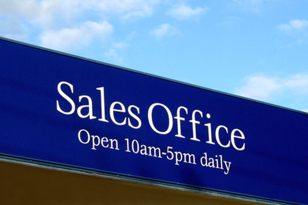 sales office sign image by Brett Mulcahy from Fotolia.com Un ejecutivo de cuenta supervisa las relaciones con clientes y desarrolla nuevos negocios con los clientes existentes.